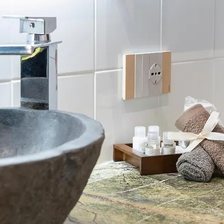 Varese Suites 招待所 4*