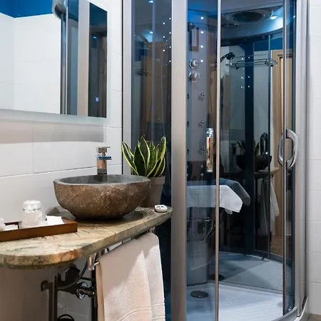 Varese Suites 招待所 4*