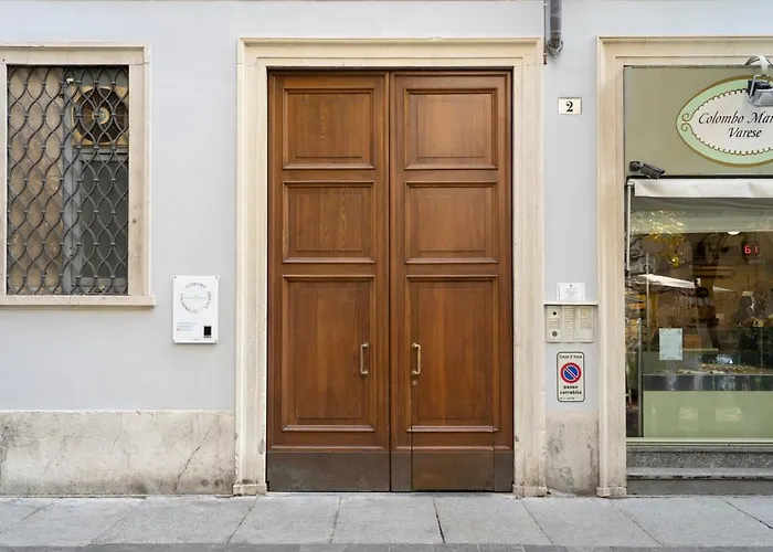 בית הארחה Varese Suites 4*