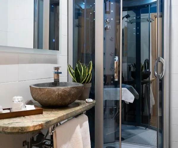 Varese Suites בית הארחה 4*