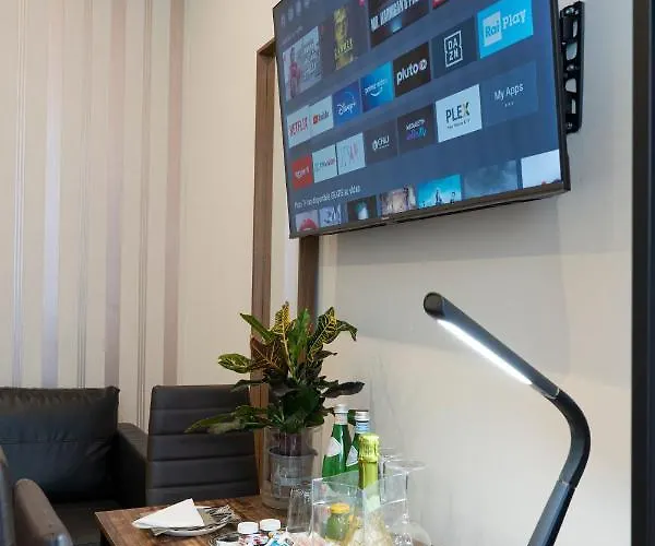 Varese Suites בית הארחה 4*