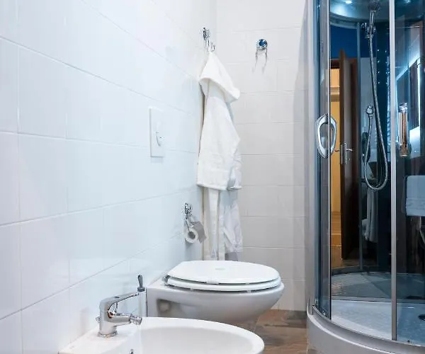בית הארחה Varese Suites 4*